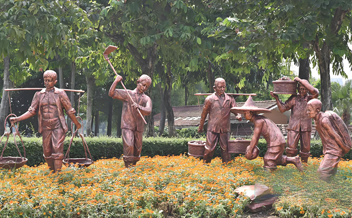 銅雕人物，為步行街注入“人情味”