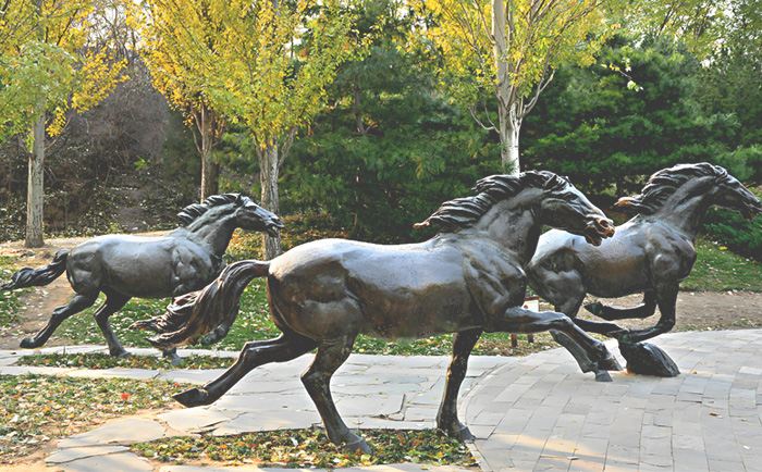 廣場(chǎng)銅馬雕塑——駿馬奔騰 ，鑄就永恒