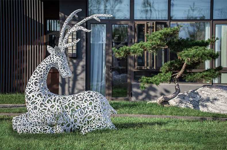 不銹鋼鹿，不銹鋼鏤空鹿，鏤空鹿景觀擺件，鏤空鹿雕塑，河北不銹鋼鹿廠家.jpg