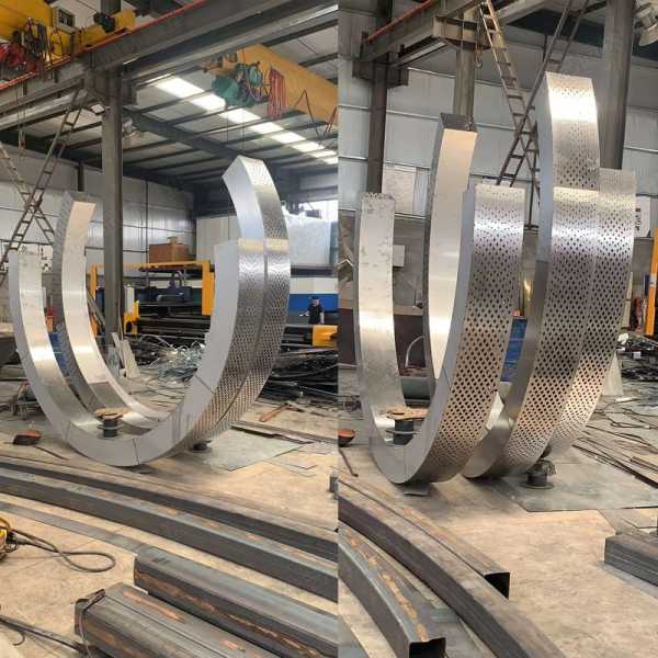 不銹鋼雕塑是因為哪些優(yōu)點被應用的呢？