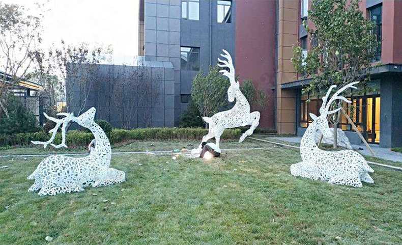 不銹鋼鹿，不銹鋼鏤空鹿，鏤空鹿景觀擺件，鏤空鹿雕塑，河北不銹鋼鹿廠家3.jpg