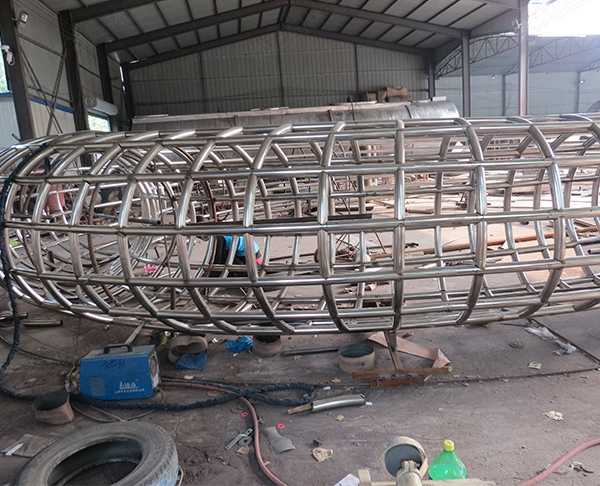 我們和不銹鋼雕塑廠家怎樣進行雕塑的溝通制作呢？